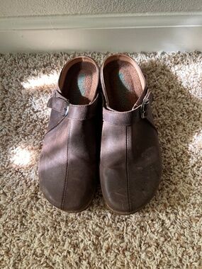 Leather clogs